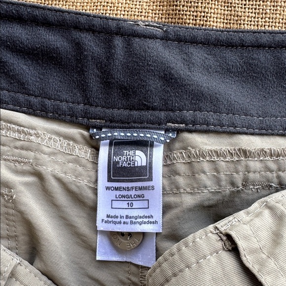 The North Face Woman’s Gray Cargo Shorts Size 10 - Picture 4 of 7
